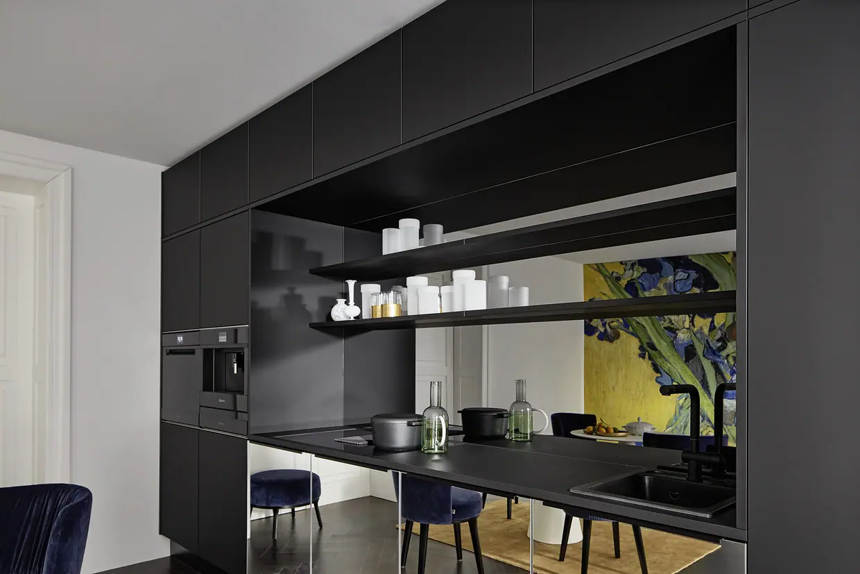 neoMIRROR Tinted Mirror · PERFECT PLUS Black kitchen by Nolte (nolteneo)