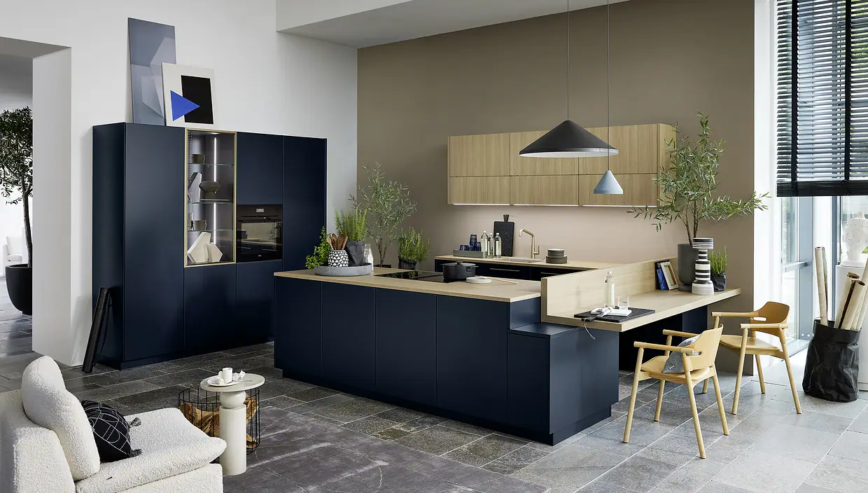 MANHATTAN Natural oak · SOFT LACK Deep blue kitchen by Nolte