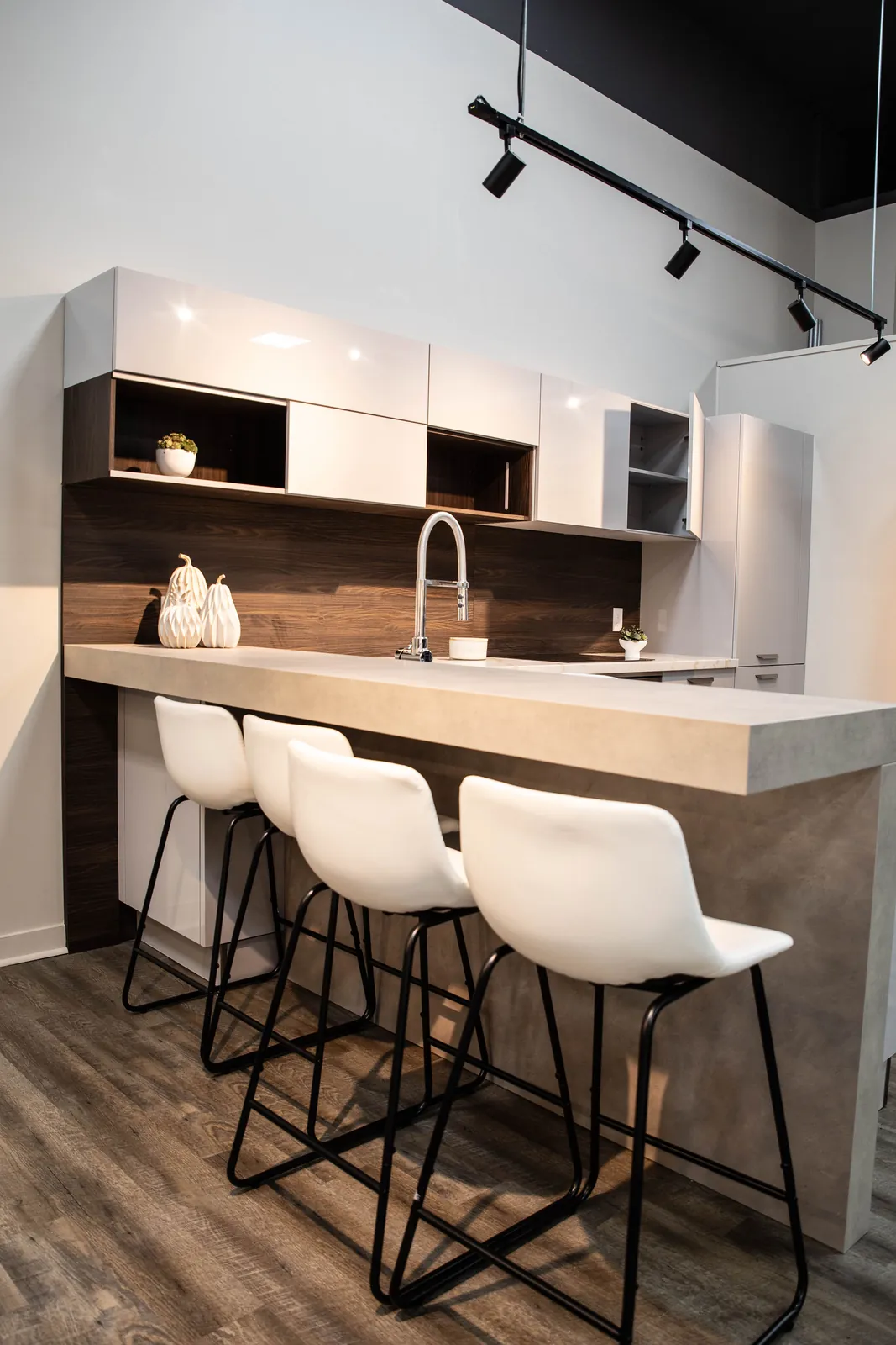 Gloss white and walnut